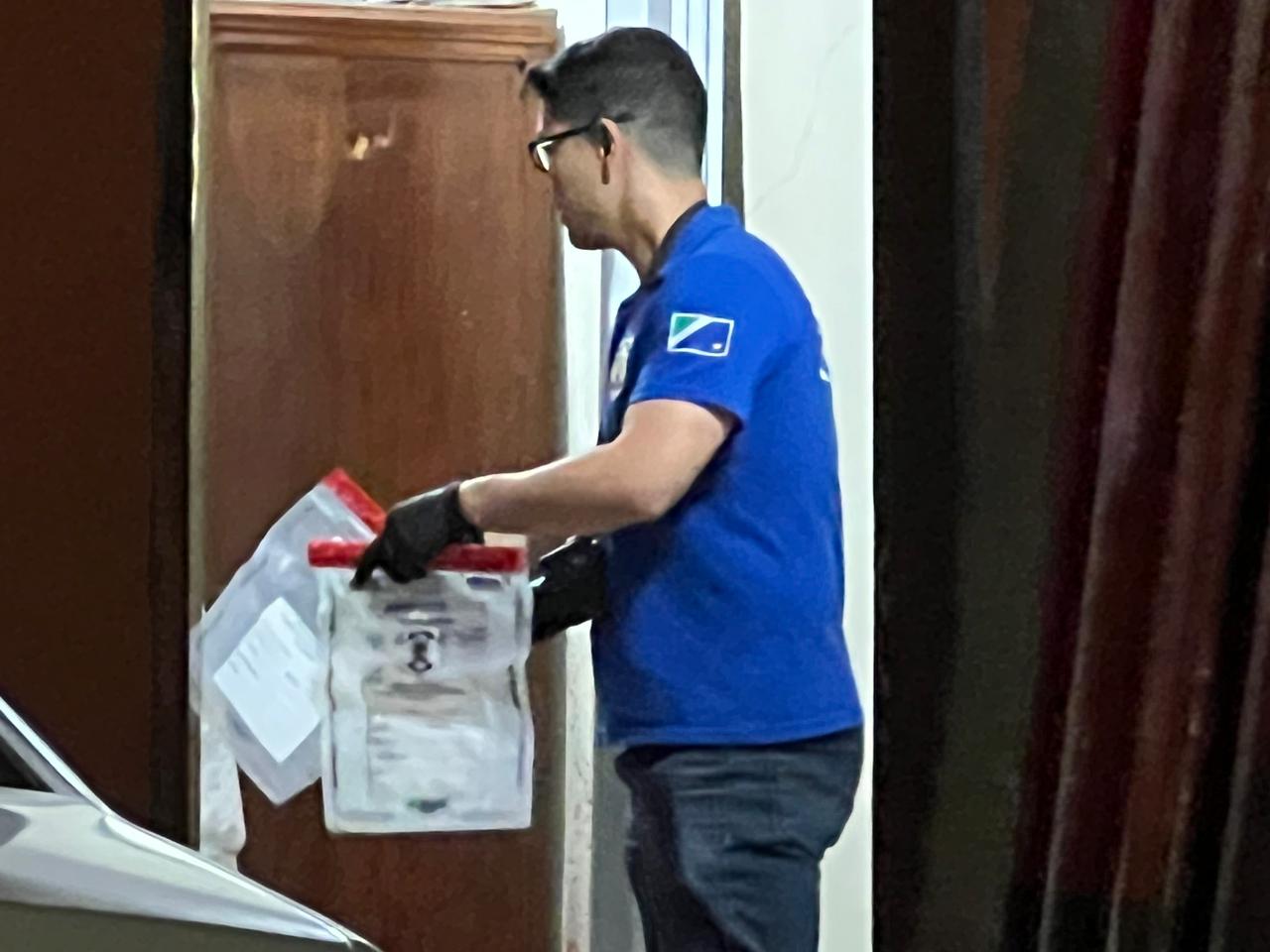 Perito Criminal coletando evidências para investigar o caso - Foto: Jornal da Nova